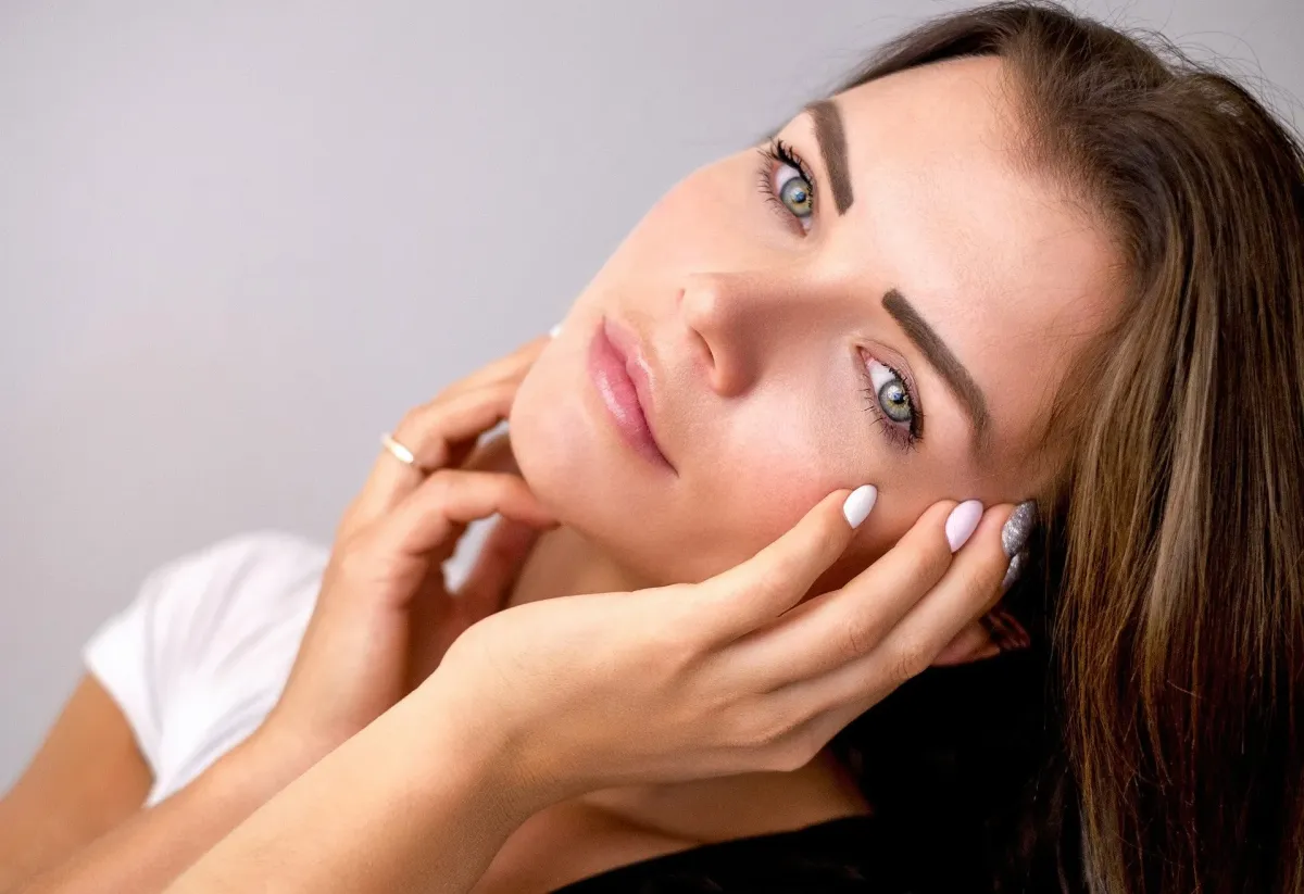 Jak wykonać lekki i naturalny makijaż na lato?